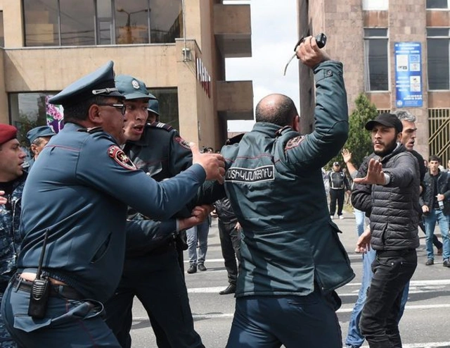 Yerevan polisi hərəkətə keçir – FOTO